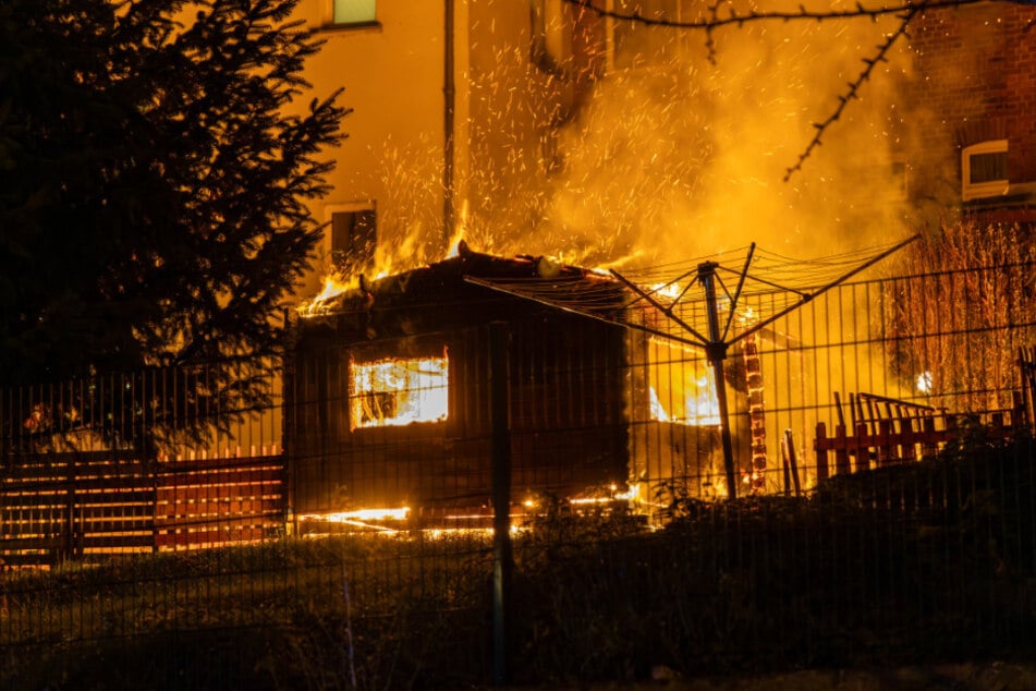 Die Gartenlaube war nicht mehr zu retten. Beim Eintreffen der Feuerwehrleute stand sie bereits in Vollbrand.