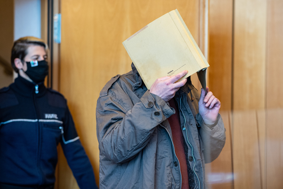 Der 50-jährige Mann aus Hannover soll den Ziehsohn des 27 Jahre alten Hauptangeklagten im Missbrauchskomplex Münster vergewaltigt haben.