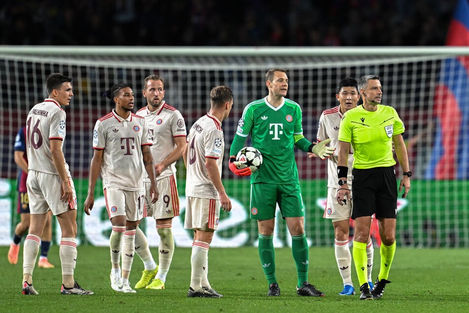 Die Profis des FC Bayern wollen ein Foulspiel vor dem 2:1 des FC Barcelona gesehen haben.