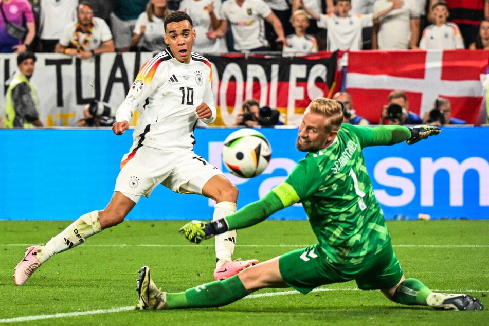 Jamal Musiala schiebt eiskalt zum 2:0 für Deutschland ein.