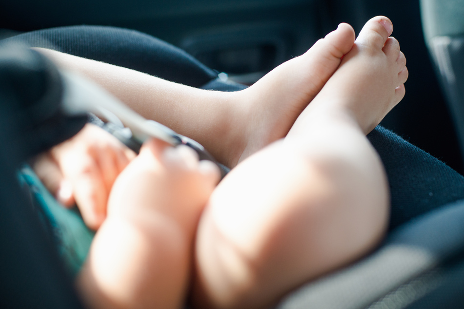 Bei Außentemperaturen von 30 Grad ist ein vier Wochen alter Säugling am Samstag durch ein Versehen im Auto seiner Mutter (25) eingesperrt worden. (Symbolbild)
