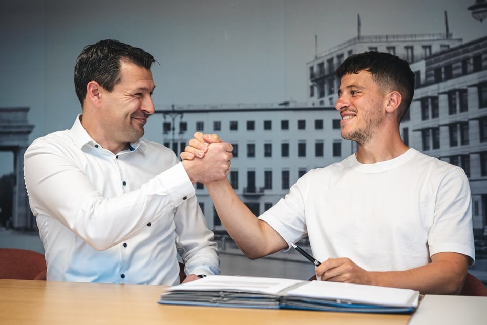 Diego Demme (32, rechts) hier bei der Vertragsunterzeichnung mit Hertha-Sportdirektor Benjamin Weber (44) soll eine Führungsrolle bei den Berlinern einnehmen.