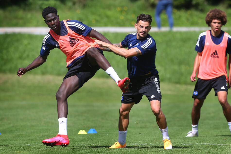 Der neue HSV-Kapitän Tim Leibold (m.) im Trainings-Zweikampf mit Amadou Onana (l.).