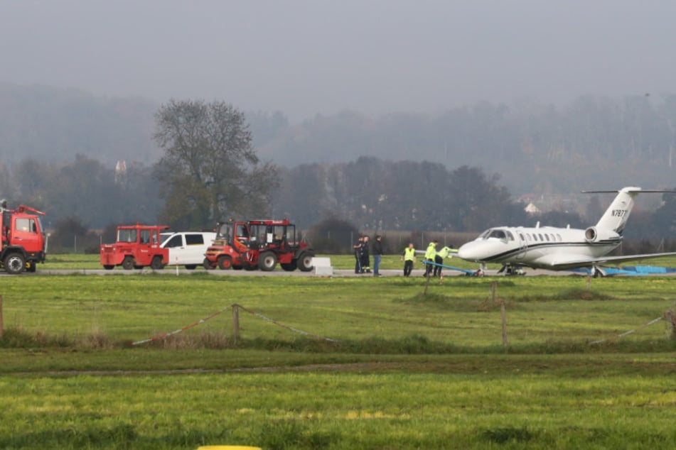 Passagiermaschine kommt in Augsburg von Landebahn ab