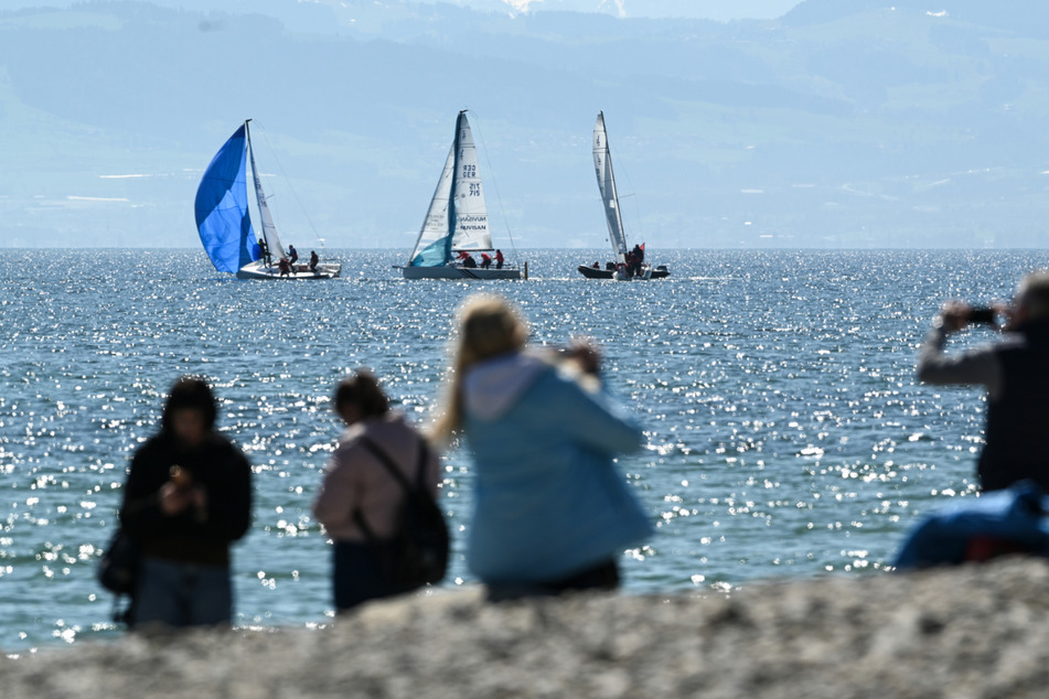 Schon am Ostersonntag hatte es Tagesausflügler an den Bodensee (wie hier in Friedrichshafen) gezogen.
