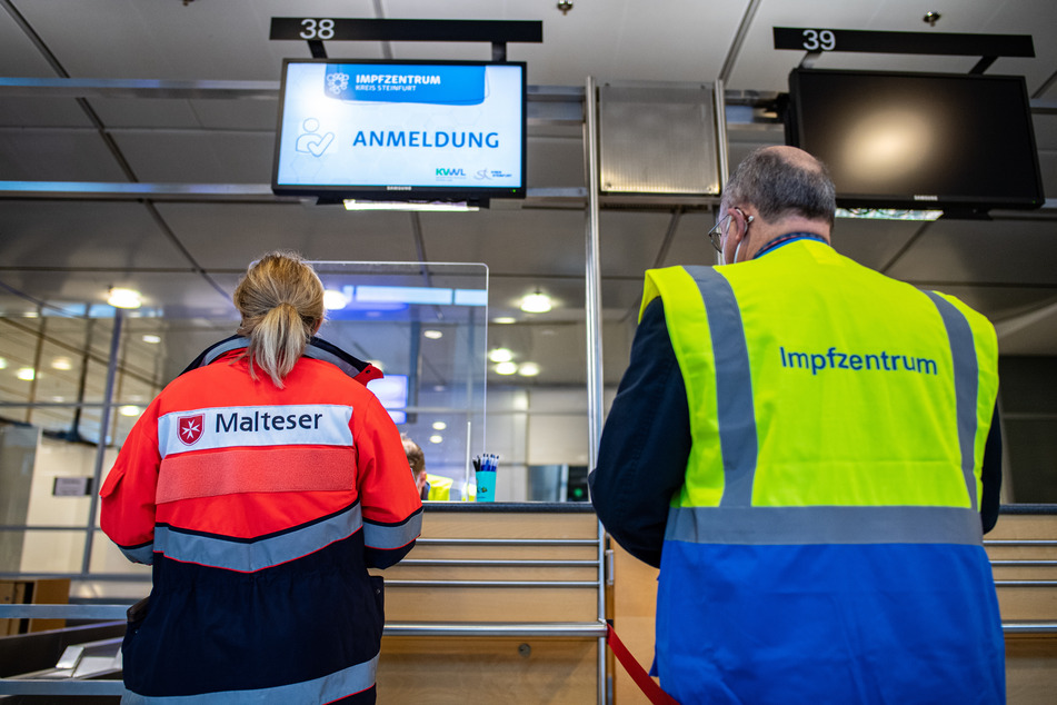 Mitarbeiter in einem Corona-Impfzentrum bei Münster.