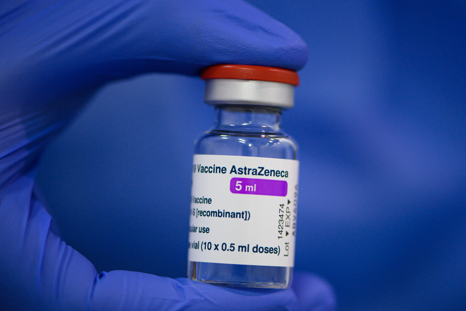 Ein Mitarbeiter eines Impfzentrums mit einem Fläschchen des AstraZeneca-Vakzins.