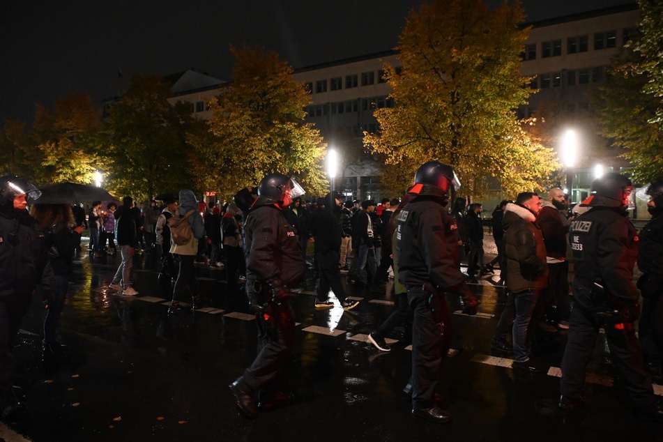 Behelmte Polizisten lösen eine nicht genehmigte Kundgebung in Berlin-Mitte auf.