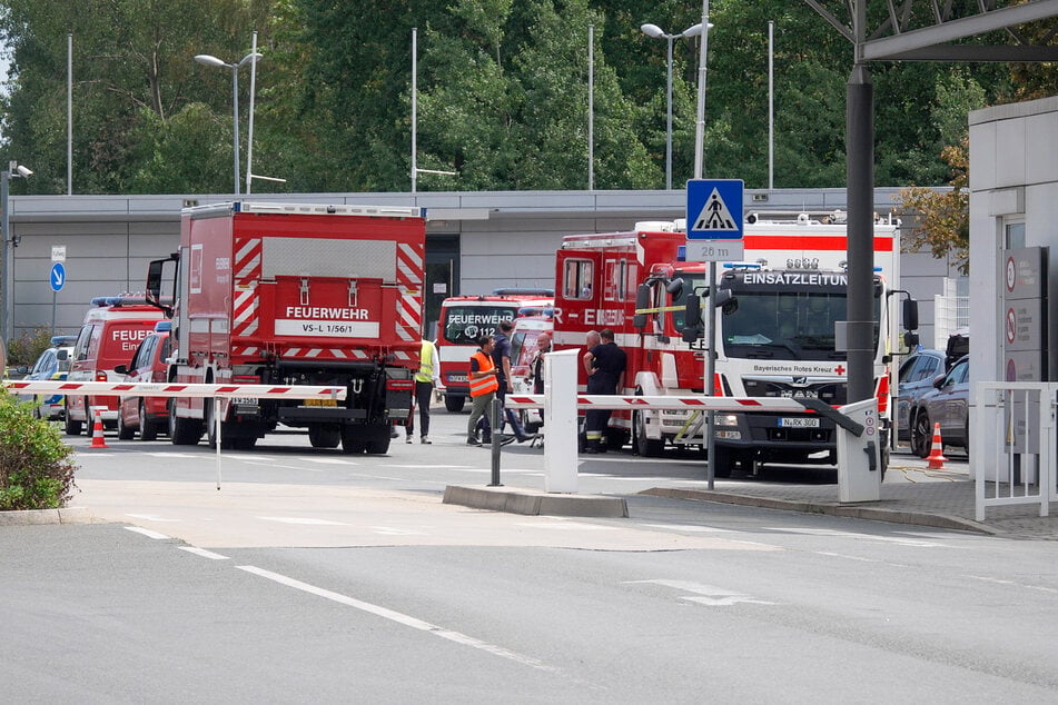 Einsatzkräfte stehen nach dem Bombenfund auf dem Siemens-Gelände bereit.