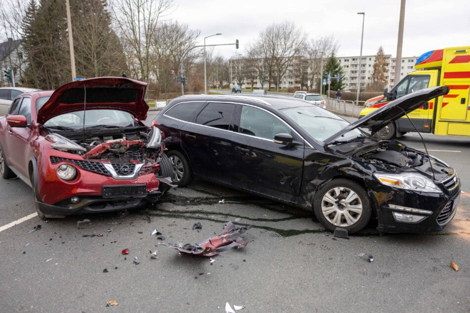 An beiden Autos entstand hoher Sachschaden.