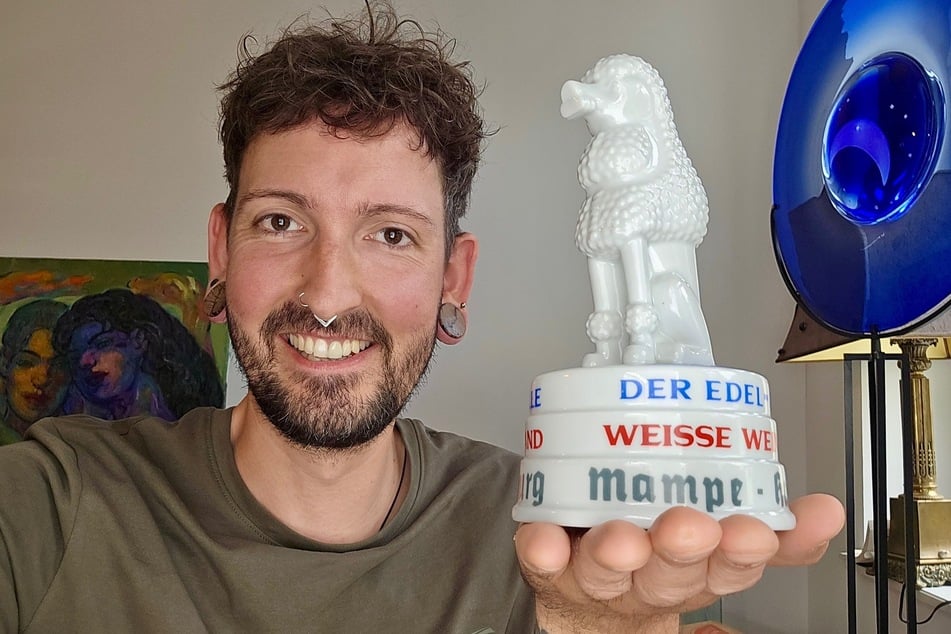 Der "Bares für Rares"-Antiquitätenhändler Fabian Kahl (34) hat der Berliner Schnapsmanufaktur Mampe den Pudel aus Porzellan überlassen.