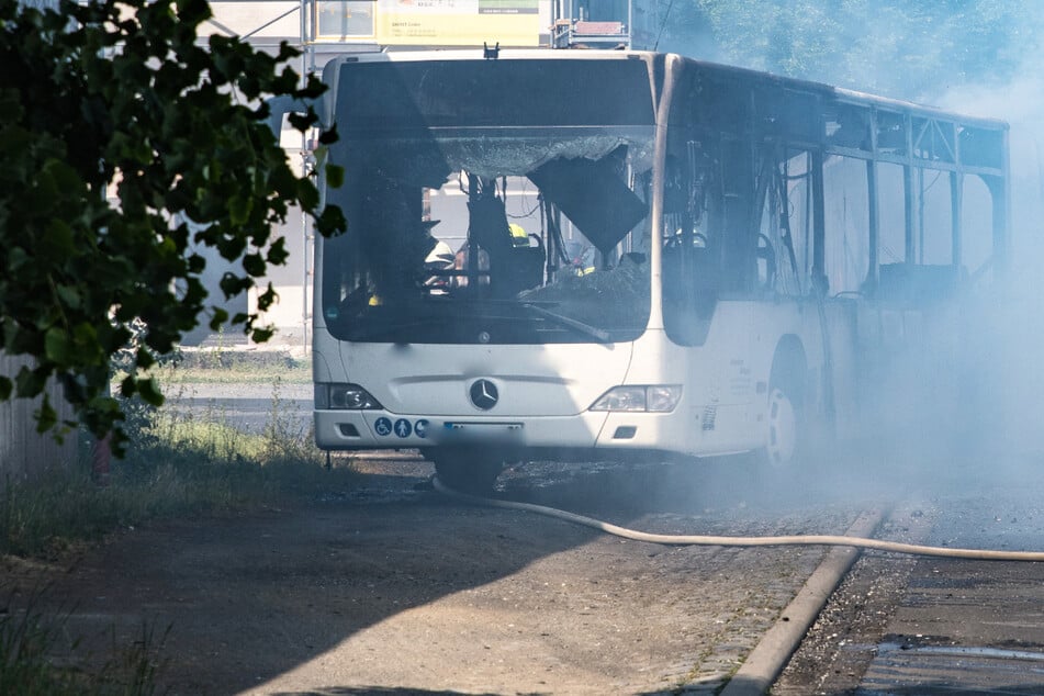 Bus in Flammen! Feuerwehr hat alle Hände voll zu tun, Fahrzeug brennt völlig aus