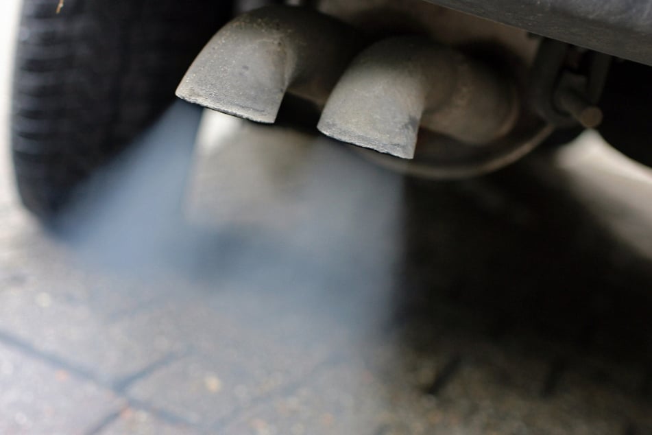 Der Familienvater soll einen Staubsaugerschlauch an den Auspuff angebracht und Gas ins Auto geleitet haben. (Symbolfoto)