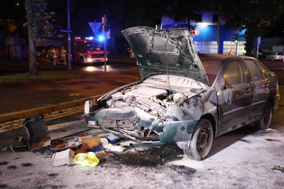 Der Volkswagen wurde durch den Crash stark beschädigt.