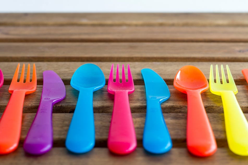 Anders als dünnes Einwegbesteck aus Plastik darf Mehrwegbesteck nie in den gelben Sack.