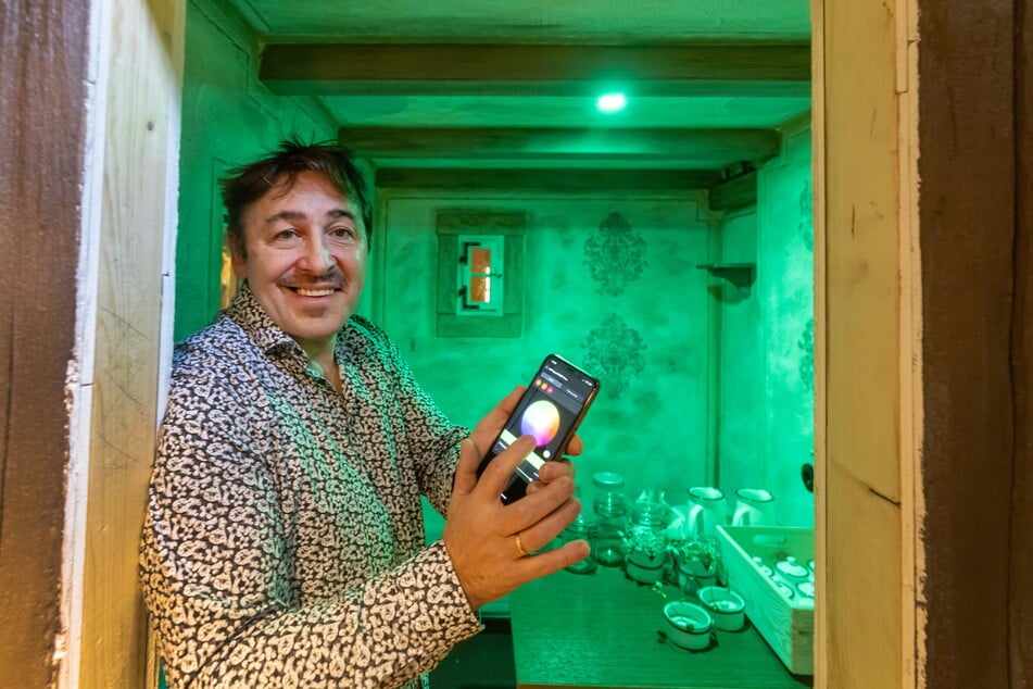 Silvio Kuhnert kann die Lichtfarbe in den Räumen seines Erlebnisrestaurants per App festlegen.