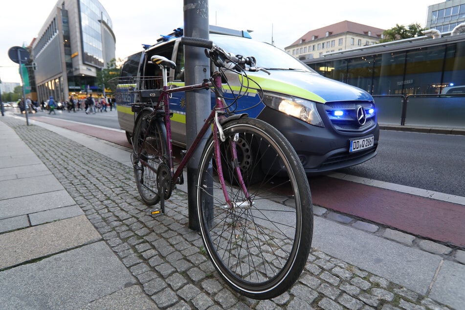 Crash in Dresdner Altstadt: Radfahrerin schwer verletzt