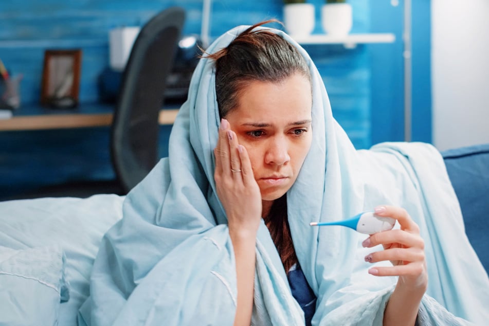 Sepsis-Warnzeichen ernst nehmen: Hohes Fieber, Schüttelfrost, schneller Puls oder starke Schmerzen können lebensbedrohlich sein.