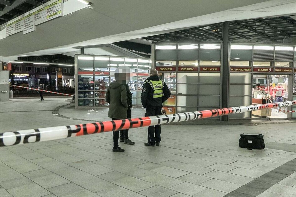Am Busbahnhof Wandsbeker Markt wurde ein Mann am Samstag lebensgefährlich verletzt.