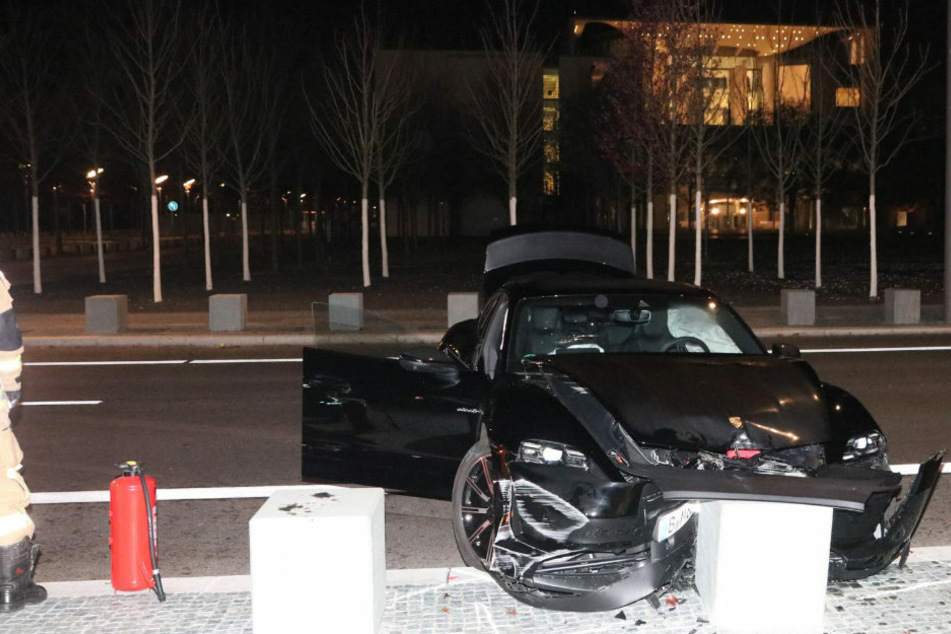In der Nacht zum Freitag hat ein Porsche-Fahrer seine Luxuskarre genau gegenüber vom Kanzleramt gegen einen Betonpfeiler gesetzt.