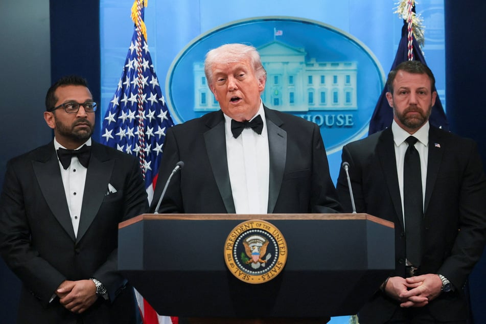 President Donald Trump (c.) spoke to the press, backed up by FBI Director Kash Patel (l.), at the White House shortly after the shooting incident at the White House Correspondents’ Dinner.