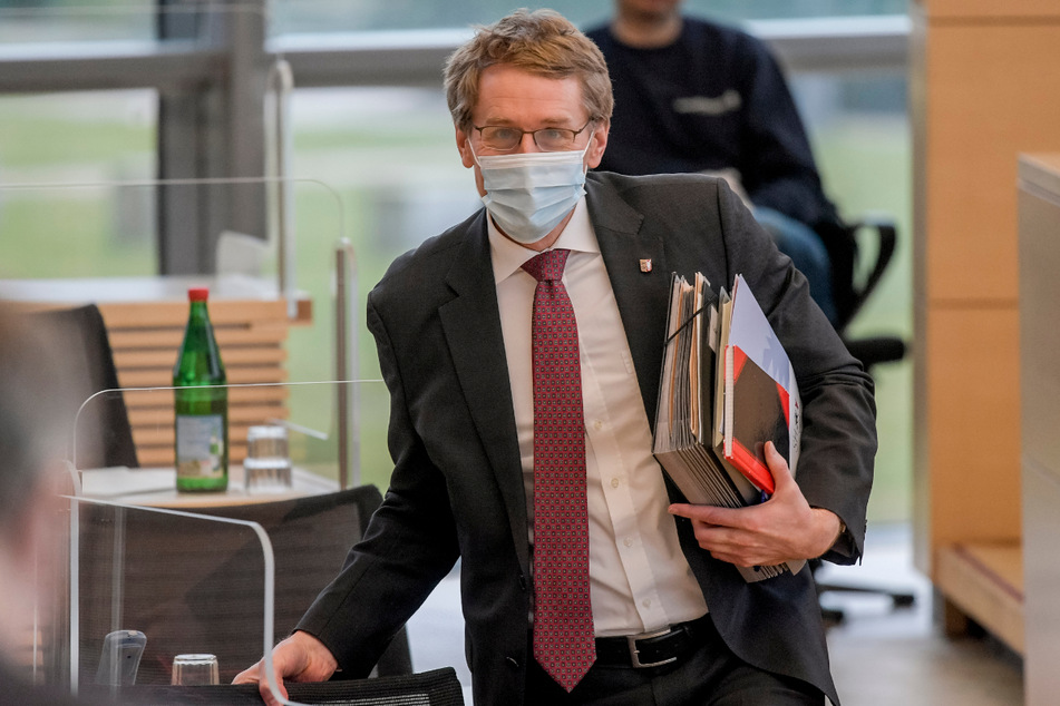 Ministerpräsident Daniel Günther (47) will Lockerungen durchsetzen.