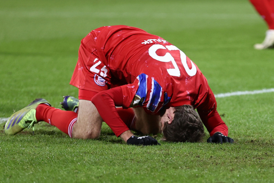 Thomas Müller liegt nach einer verpassten Torchance frustriert am Boden. Der Mittelfeldmann konnte seinen Ärger auch nach Abpfiff nicht verbergen.
