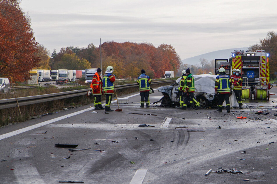 Unfall A5: Horror-Crash auf Autobahn: 70-Jähriger aus Auto geschleudert, seine Frau verbrennt!