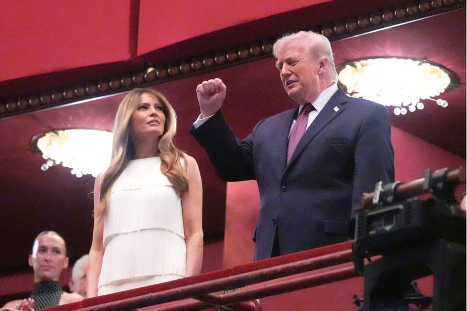 On Tuesday, Donald Trump (r.) and wife Melania attended a musical at the Kennedy Center, where their presence was met with mixed reactions from the crowd.