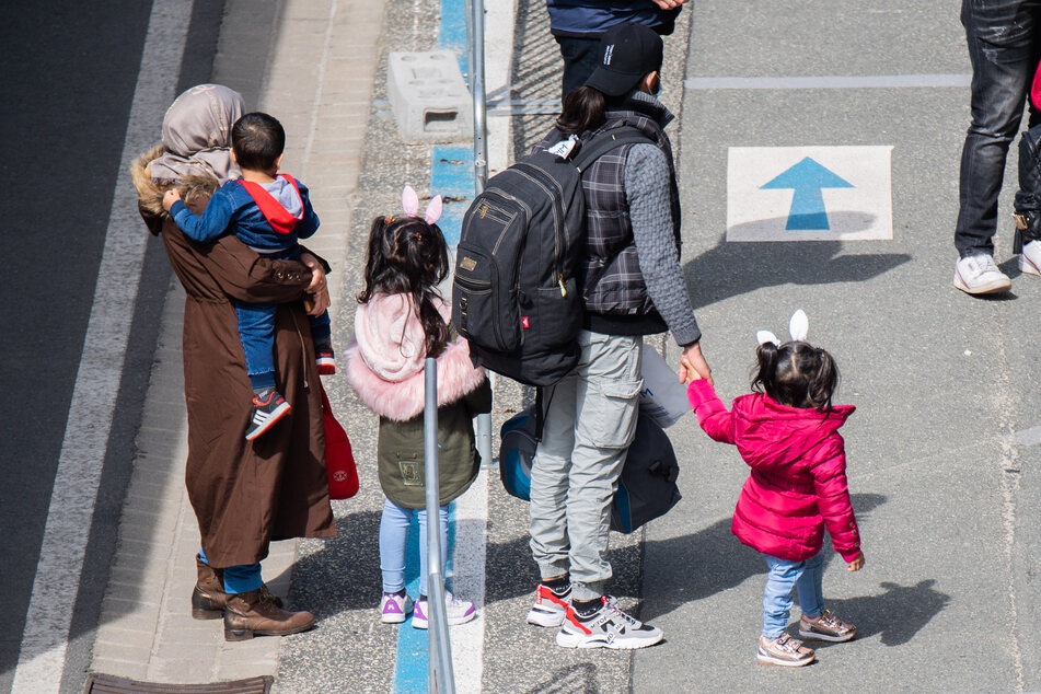 Flüchtlinge aus Griechenland kommen am Flughafen Hannover an. Gut ein Jahr nach Beginn der Aufnahmeaktion von schutzbedürftigen Menschen aus griechischen Flüchtlingslagern ist am Donnerstag zum vorerst letzten Mal ein Flugzeug mit Migranten in Deutschland gelandet. Insgesamt wurden fast 3000 Menschen aus den Lagern auf den griechischen Inseln geholt.