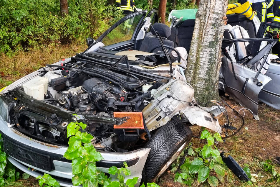 Der BMW wurde bei dem Unfall total beschädigt. Die 22-Jährige musste von der Feuerwehr aus dem Wrack befreit werden.