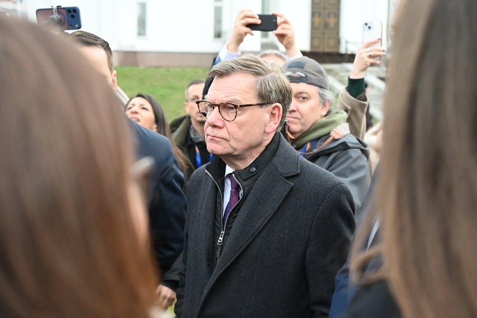 Johann Wadephul (CDU, 63) nimmt an der Gedenkfeier zum vierten Jahrestag der Befreiung von Butscha in der St.-Andreas-Kirche teil.