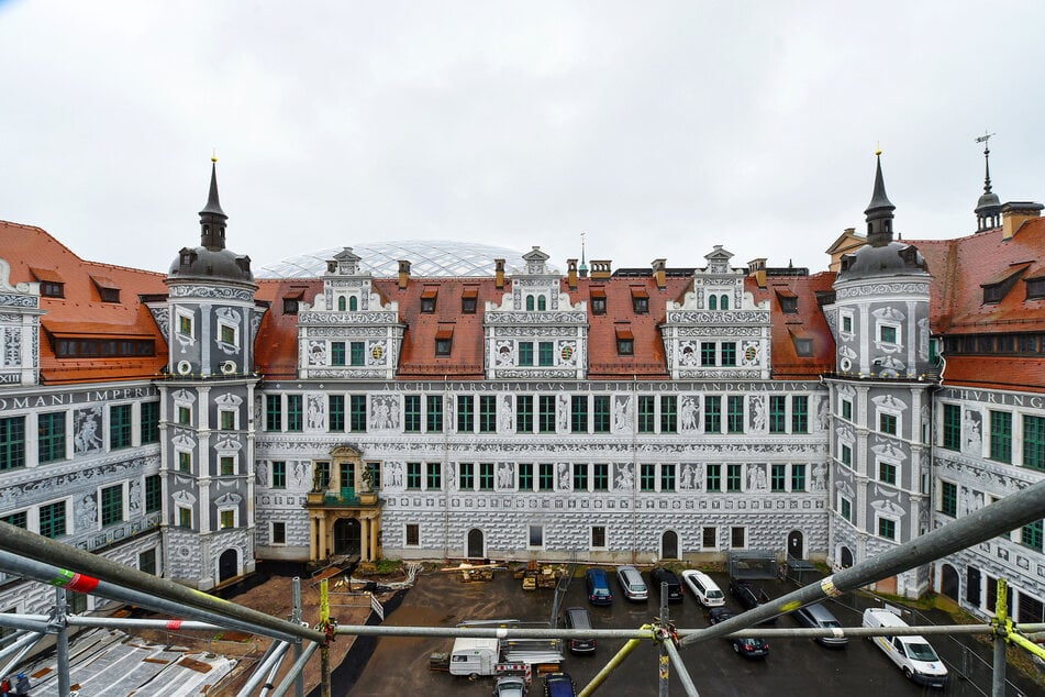 Im Großen Hof des Dresdner Residenzschlosses wird die Fassade saniert.