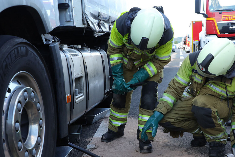 Unfall A4: Bremsscheibe reißt Loch in Lkw-Tank: Polizei und Feuerwehr auf A4 im Einsatz