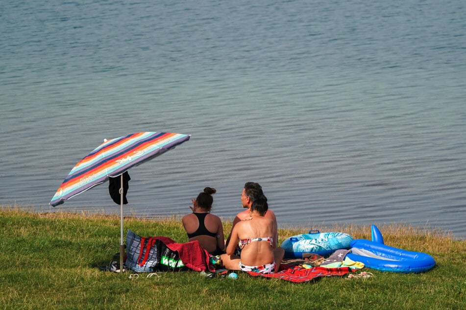 Egal ob entspannt am Wasser oder unterwegs in der Stadt: Das sonnige Wochenende lädt zum Verweilen im Freien ein. (Archivbild)