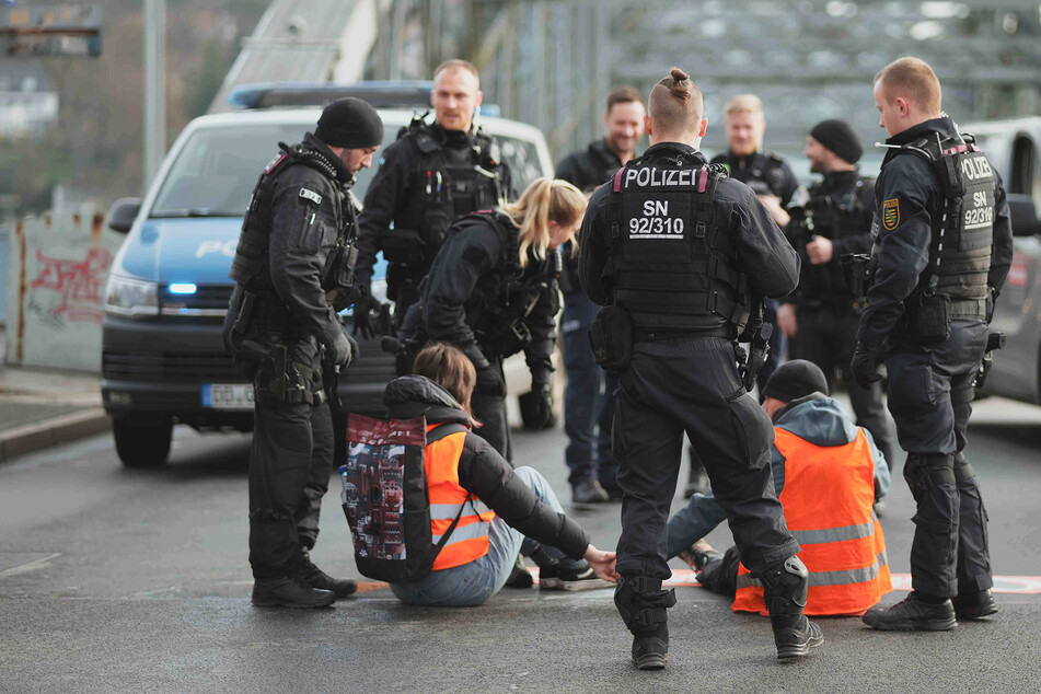 Forderung von Sachsens Innenminister verpufft: Sollen Klima-Kleber für Polizei-Einsätze zahlen?
