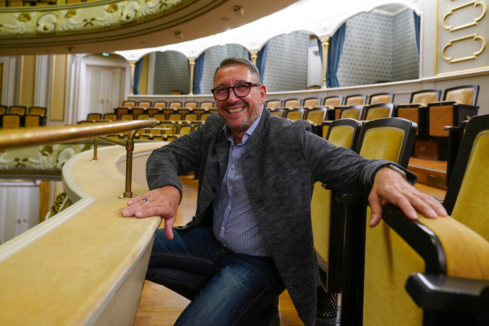 Kümmert sich unter anderem um die Textilien im Staatsschauspiel: Raumausstatter Thomas Weichelt (59) gibt seinen Betrieb bald an einen Mitarbeiter ab.