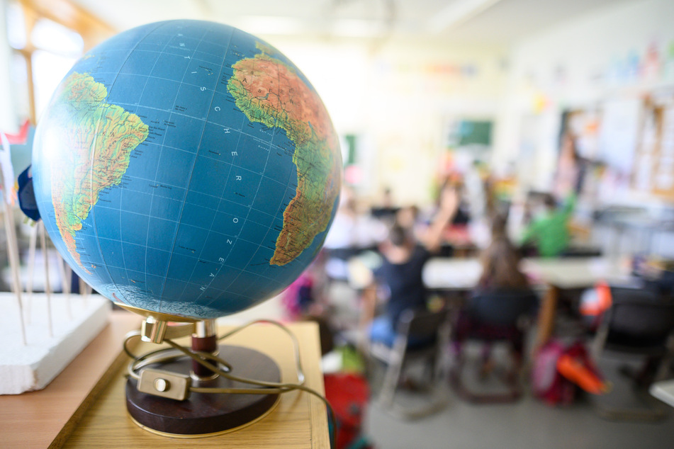 Ein Globus im Klassenraum: Wenn sich Schüler den Abschlussbericht der IEP zur weltweiten Friedfertigkeit vergegenwärtigen, müssen sie tapfer sein, denn die Resultate sind alles andere als ermutigend.
