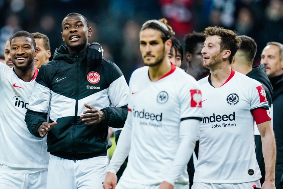 Spieler von Eintracht Frankfurt jubeln nach dem Sieg im Viertelfinale des DFB-Pokals.