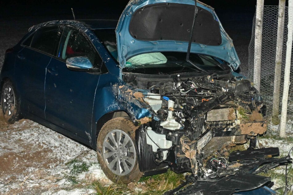 Unfall in Mittelsachsen: Hyundai überschlägt sich auf Bundesstraße