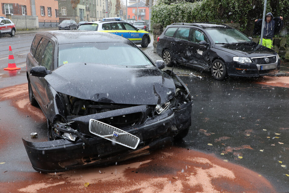 Nach dem Unfall liefen Betriebsstoffe aus dem völlig ramponierten Volvo aus. Der VW wurde auf den Fußweg geschleudert.