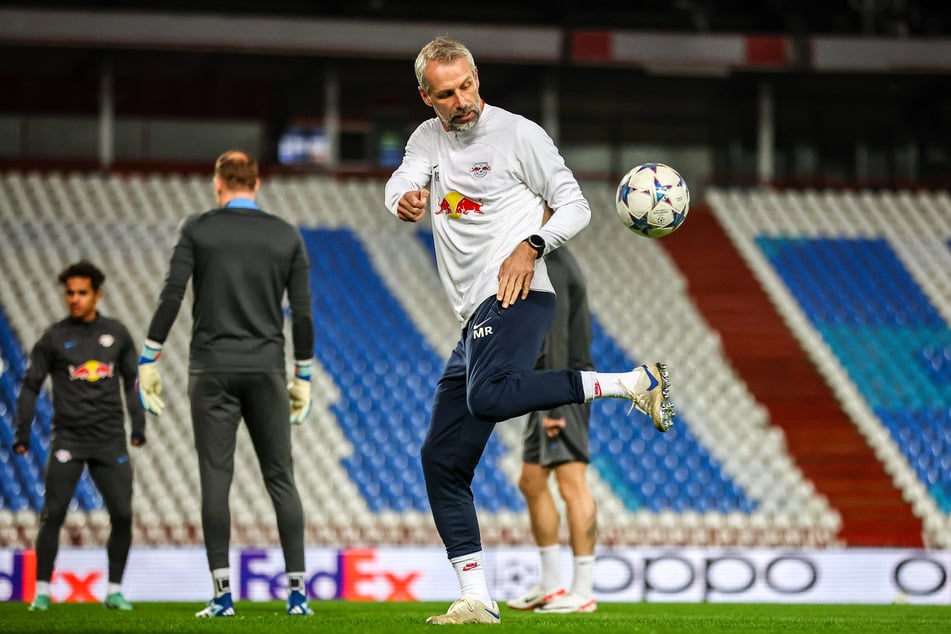 Trainer Marco Rose (47) stand am Montag schon mit seinem Team auf dem Platz im Stadion Rajko Mitic, dem "Marakana von Belgrad".