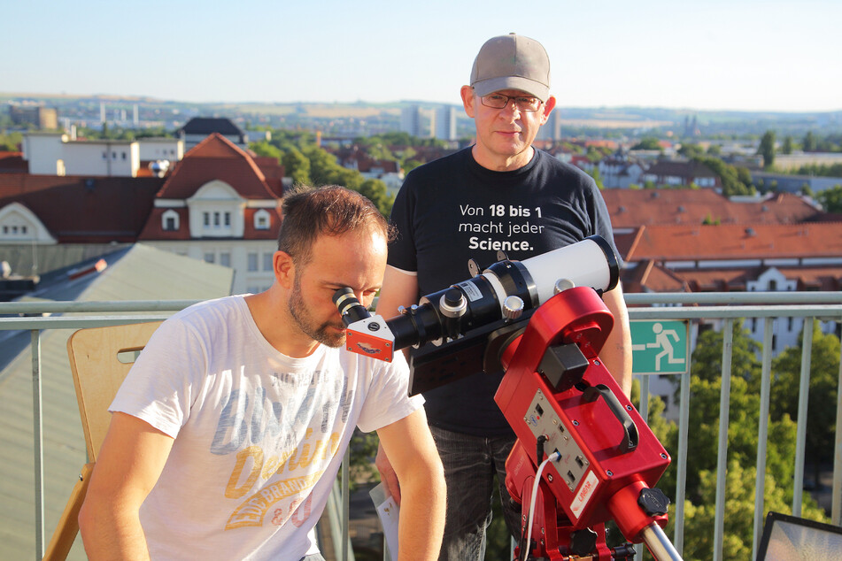 Auf dem Turm der Technischen Sammlungen zeigt Dirk Landrock (58, r.) vom Astroclub den Besuchern der Museumsnacht ein Sonnenteleskop.