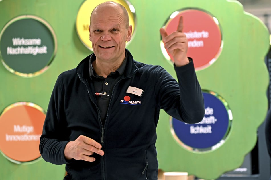 Peter Simmel (66) wird neuer Investor. Sein Simmel-Markt liegt gleich neben dem Baufeld.