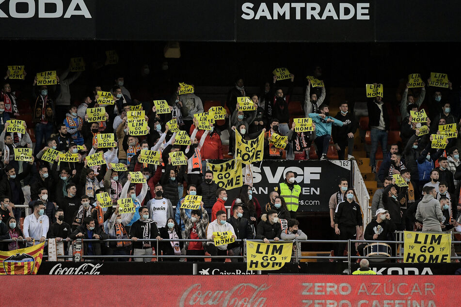 "Lim Go Home": Schon seit Jahren protestieren die Valencia-Fans gegen Klubbesitzer Peter Lim (69).