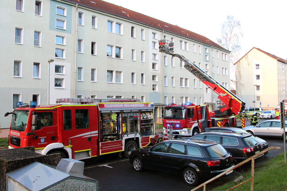 Wohnung in Mehrfamilienhaus brennt: Dichter Rauch bei Ankunft der Feuerwehr