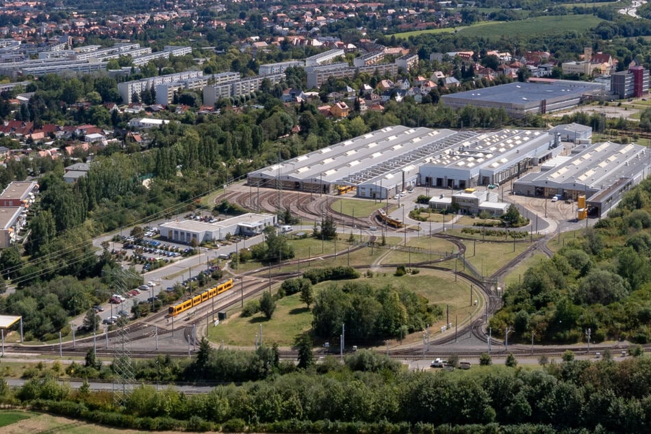 1996 eröffnet: Der DVB-Betriebshof in Gorbitz braucht eine neue Werkstatt, auch das Straßenbahn-Hallendach soll umgebaut werden.