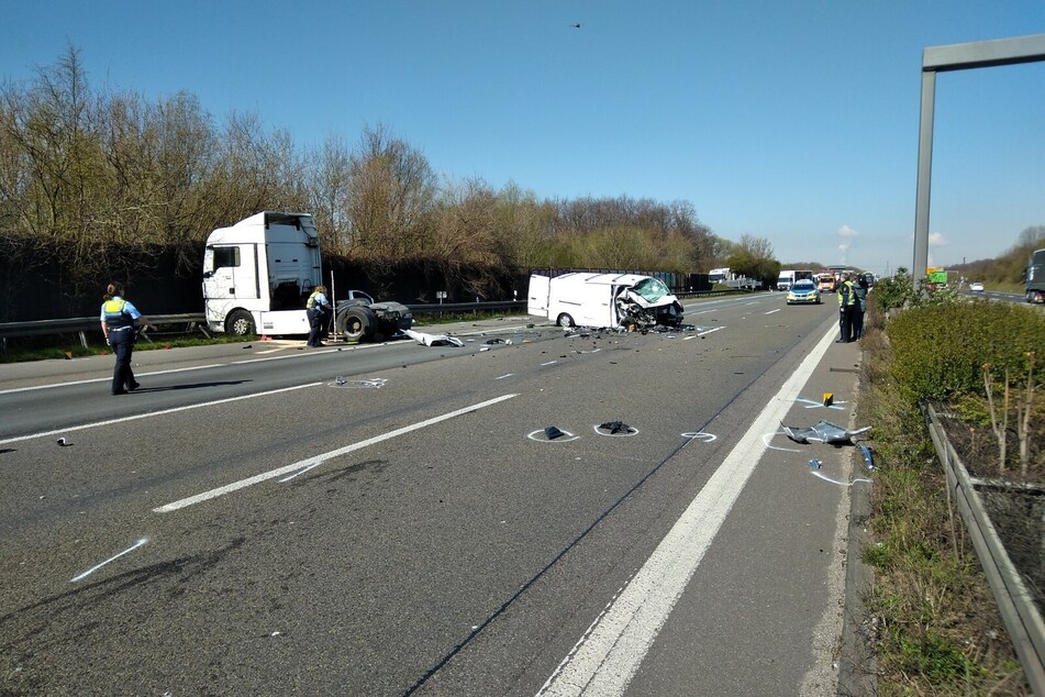 Die Autobahn wurde infolge des Unfalls in Richtung Dreieck Heumar komplett gesperrt.