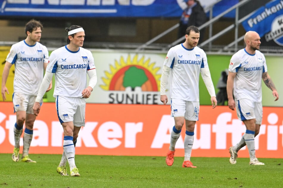 Das Team um Kapitän Fabian Reese (28, 2.v.l) droht auseinanderzubrechen.