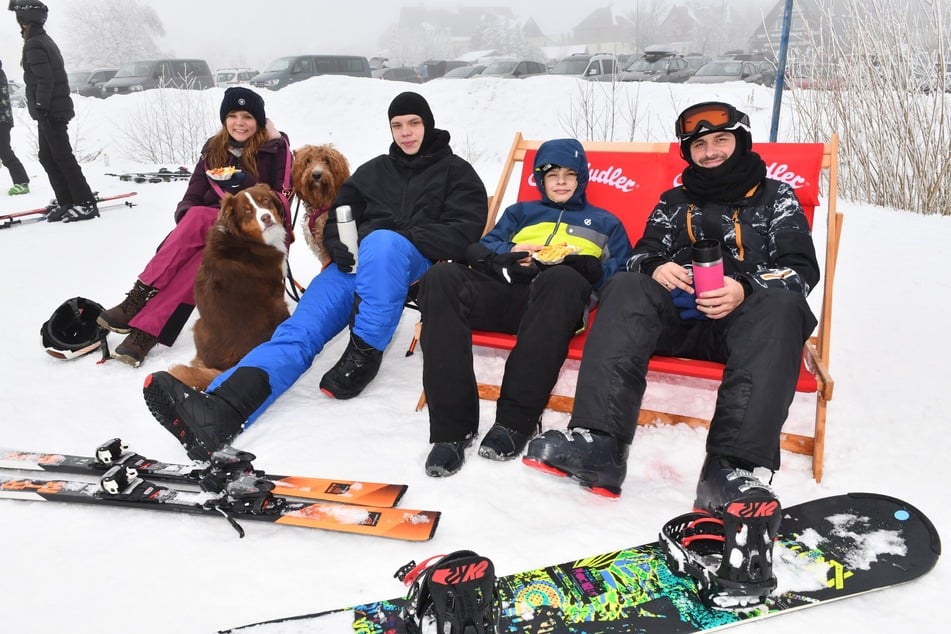Tagesausflug ins Osterzgebirge: Familie Horrey mit Marcus (45), Nadine (43), Leopold (17) und Levi (13) sowie den Hunden Lahja und Link aus Leipzig genießt am Skilift Altenberg eine Pause.